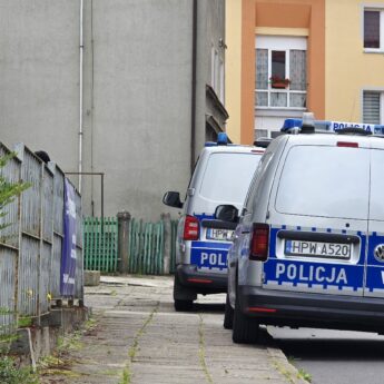 Policja odpowiada na zarzuty po interwencji w Dziwnówku. "Funkcjonariusze działali zgodnie z przepisami"