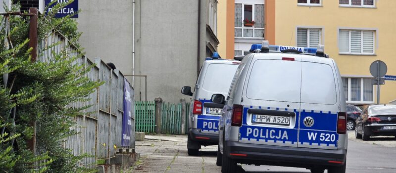 Policja odpowiada na zarzuty po interwencji w Dziwnówku. "Funkcjonariusze działali zgodnie z przepisami"