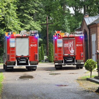 Kobieta zasłabła na cmentarzu. Strażacy interweniowali w zastępstwie Zespołu Ratownictwa Medycznego