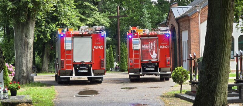 Kobieta zasłabła na cmentarzu. Strażacy interweniowali w zastępstwie Zespołu Ratownictwa Medycznego