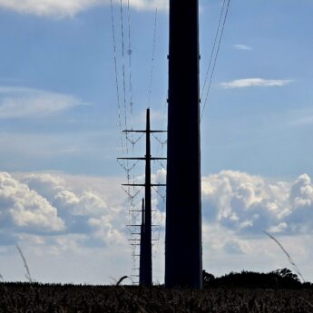 Tragedia na ulicy Prostej w Wolinie. 38 ‑ latek nie żyje po upadku ze słupa energetycznego Tragedia na ulicy Prostej w Wolinie. 38 ‑ latek nie żyje po upadku ze słupa energetycznego