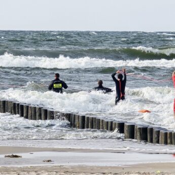 Dramatyczna akcja ratunkowa na plaży w Dziwnówku! Chłopiec zniknął pod wodą! [FILM]