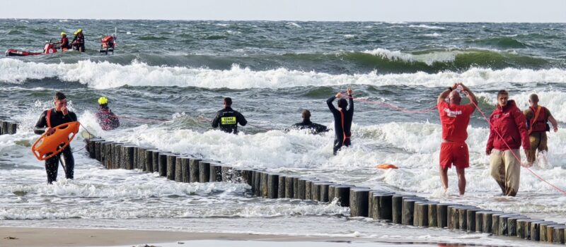 Dramatyczna akcja ratunkowa na plaży w Dziwnówku! Chłopiec zniknął pod wodą! [FILM]