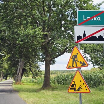 Uwaga na prace drogowe na trasie Laska - Kamień Pomorski! Ubytki uzupełniane są grysem Uwaga na prace drogowe na trasie Laska - Kamień Pomorski! Ubytki uzupełniane są grysem