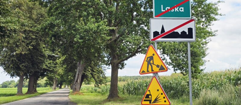 Uwaga na prace drogowe na trasie Laska - Kamień Pomorski! Ubytki uzupełniane są grysem