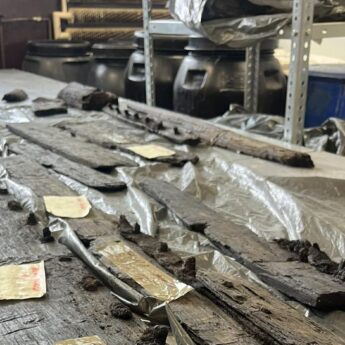 Wczesnośredniowieczna łódź słowiańska wróciła do Kamienia Pomorskiego. Unikatowy zabytek trafi do muzeum