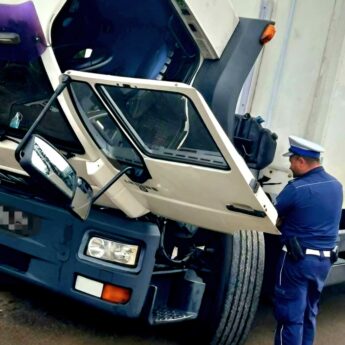 Awaria ciężarówki na trasie S3. Policjanci pomogli kierowcy w potrzebie
