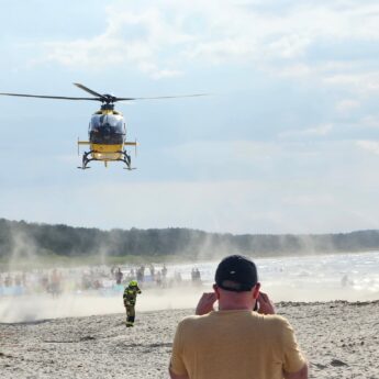 Tragiczny wypadek na plaży w Międzyzdrojach. Nie żyje 35-letni turysta z Niemiec