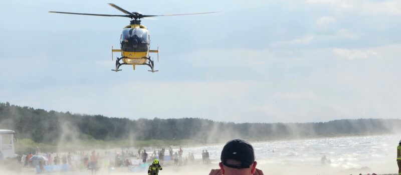 Tragiczny wypadek na plaży w Międzyzdrojach. Nie żyje 35-letni turysty z Niemiec