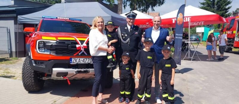 Młodzieżowa Drużyna Pożarnicza z Kołczewa ze Sztandarem. Ochotnicy z nowym pojazdem ratowniczym