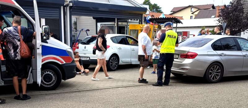 Renault prosto w automaty! Groźne zdarzenie drogowe w Dziwnowie