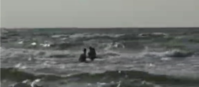 Poniedziałkowa tragedia poszła w zapomnienie. Rodzice łamią zakaz czerwonej flagi w Międzyzdrojach [FILM]