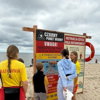 "Czarne punkty wodne na plaży". Nowe oznakowanie miejsc niebezpiecznych na plaży w Międzyzdrojach