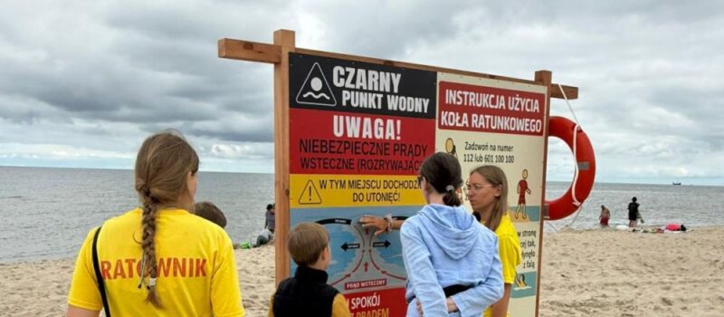 "Czarne punkty wodne na plaży". Nowe oznakowanie miejsc niebezpiecznych na plaży w Międzyzdrojach