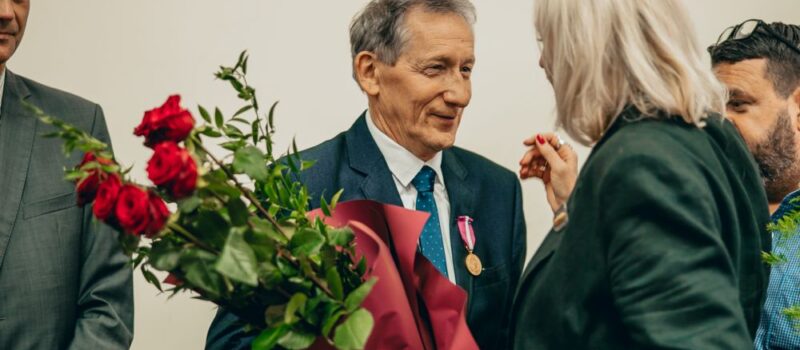 Złoty Krzyż za Długoletnią Służbę dla Bogdana Wilkowskiego podczas sesji Rady Miejskiej w Wolinie