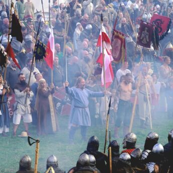 Minuta ciszy dla Powstańców Warszawskich podczas 30. Festiwalu Słowian i Wikingów [FILM]