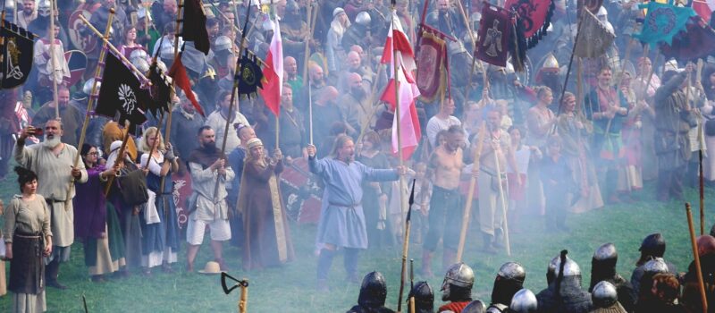 Minuta ciszy dla Powstańców Warszawskich podczas 30. Festiwalu Słowian i Wikingów [FILM]