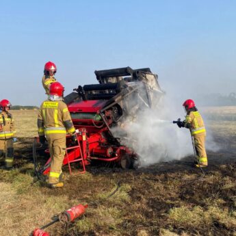 Pożar prasy rolniczej w Buszęcinie. Interweniowali strażacy z Kamienia Pomorskiego i Jarszewa