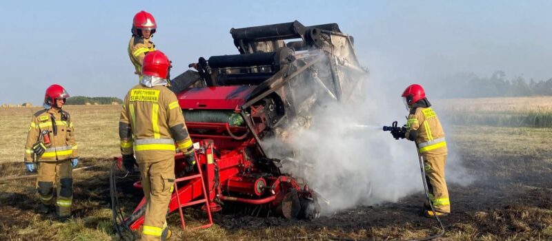 Pożar prasy rolniczej w Buszęcinie. Interweniowali strażacy z Kamienia Pomorskiego i Jarszewa
