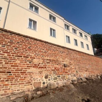 Mury średniowiecznego osiedla katedralnego odzyskują blask