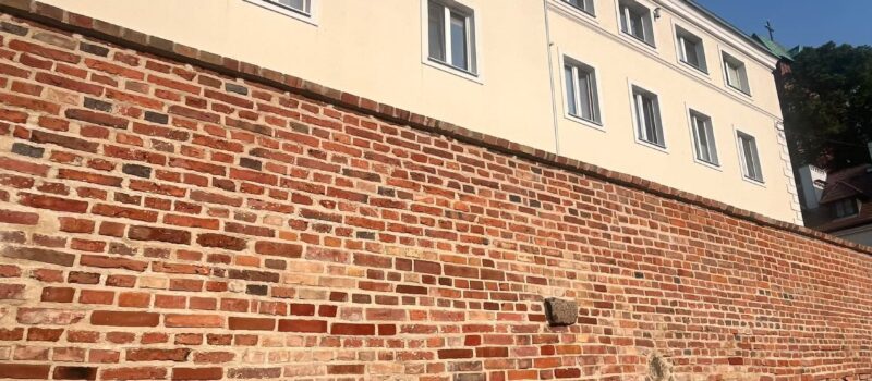 Mury średniowiecznego osiedla katedralnego odzyskują blask