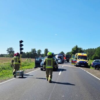 Kolizja trzech aut na DW 103 w Kaleń. Interweniowały służby ratunkowe