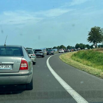Korek w stronę Dziwnówka. Kierowcy muszą uzbroić się w cierpliwość