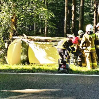 Straciła panowanie nad autem i dachowała. 40-latka trafiła do szpitala
