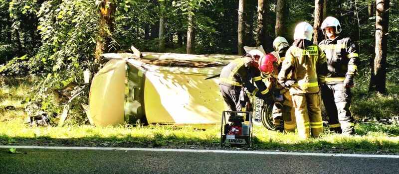 Straciła panowanie nad autem i dachowała. 40-latka trafiła do szpitala