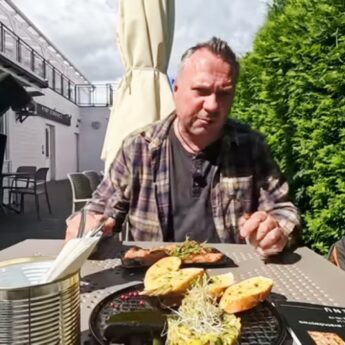 Kiszony łosoś z Kamienia Pomorskiego kontra importowany sandacz. „Oddasz fartucha” testuje lokalne smaki [FILM]