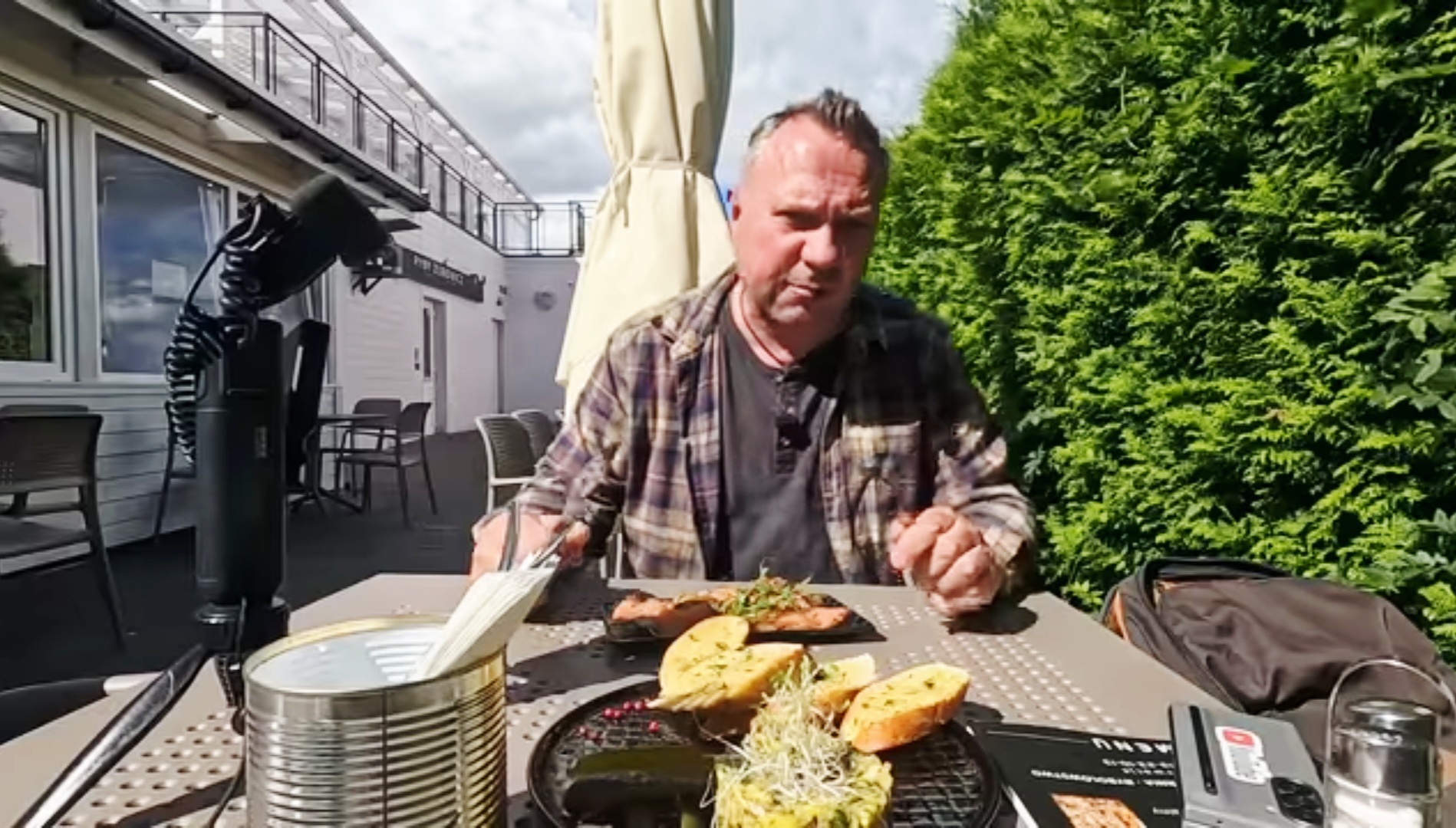 Kiszony łosoś z Kamienia Pomorskiego kontra importowany sandacz. „Oddasz fartucha” testuje lokalne smaki [FILM]