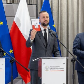 Każda rodzina otrzyma paczkę. Szef MON zaprezentował na konferencji Każda rodzina otrzyma paczkę. Szef MON zaprezentował na konferencji