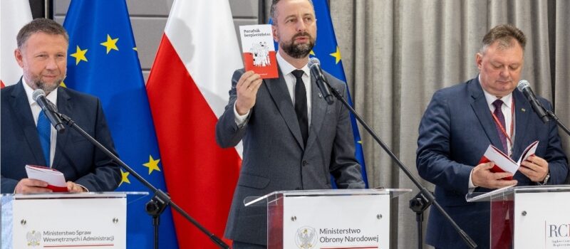 Każda rodzina otrzyma paczkę. Szef MON zaprezentował na konferencji