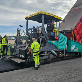Nowa nawierzchnia na trasie Kamień Pomorski - Świerzno. Kierowcy muszą liczyć się z utrudnieniami Nowa nawierzchnia na trasie Kamień Pomorski - Świerzno. Kierowcy muszą liczyć się z utrudnieniami