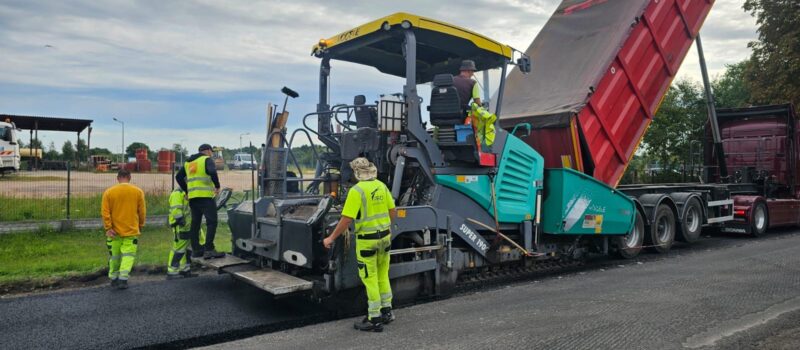 Nowa nawierzchnia na trasie Kamień Pomorski - Świerzno. Kierowcy muszą liczyć się z utrudnieniami
