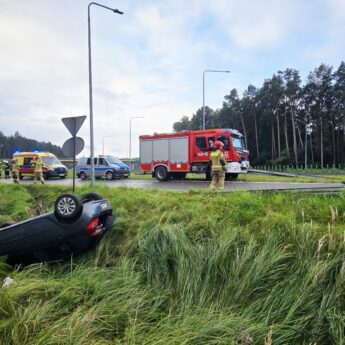 Dachowanie Toyoty na trasie S3. Na miejscu wszystkie służby ratunkowe