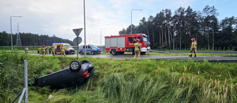 Dachowanie Toyoty na trasie S3. Na miejscu wszystkie służby ratunkowe