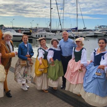 XVIII-wieczny klimat na Marinie w Kamieniu Pomorskim. Tańce dworskie, moda barokowa i Narodowe Czytanie
