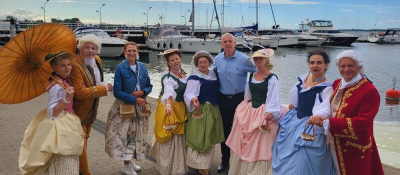 XVIII-wieczny klimat na Marinie w Kamieniu Pomorskim. Tańce dworskie, moda barokowa i Narodowe Czytanie