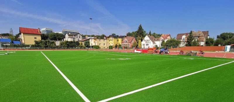 Ruszył montaż nowoczesnej murawy na Stadionie Miejskim w Międzyzdrojach