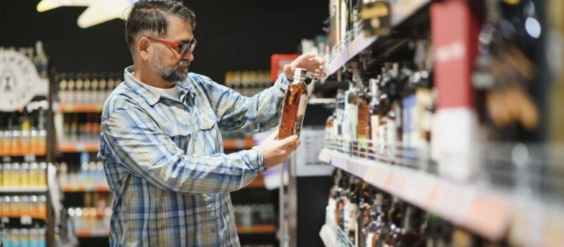 Nocny zakaz sprzedaży alkoholu w całym kraju z poparciem większości Polaków [SONDA]