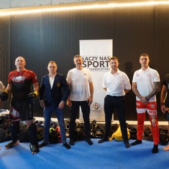 Sportowe zgrupowanie kickbokserów w Międzywodziu. Burmistrz Dziwnowa spróbował sił na macie Sportowe zgrupowanie kickbokserów w Międzywodziu. Burmistrz Dziwnowa spróbował sił na macie