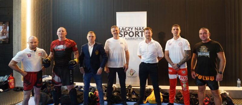 Sportowe zgrupowanie kickbokserów w Międzywodziu. Burmistrz Dziwnowa spróbował sił na macie