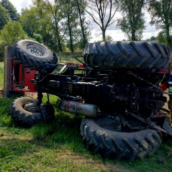 Wypadek przy pracy w Kolonii Kłęby. Traktor przewrócił się na budowie