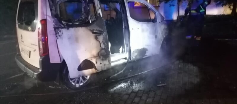 Nocny pożar samochodu na ulicy Orzeszkowej w Kamieniu Pomorskim