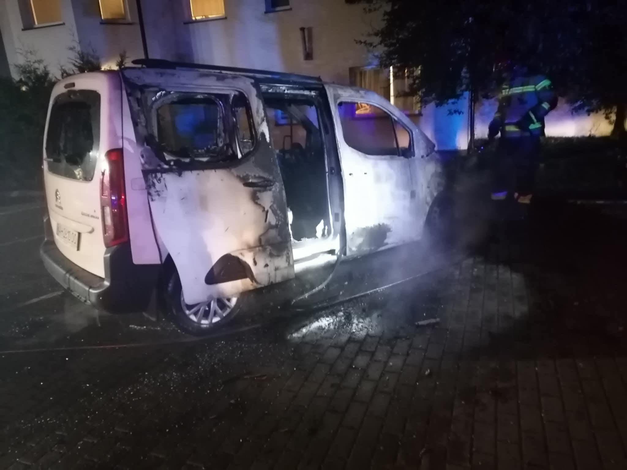 Nocny pożar samochodu na ulicy Orzeszkowej w Kamieniu Pomorskim