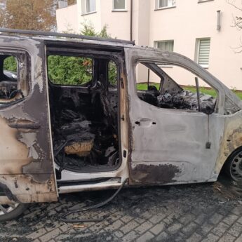 Podpalenie samochodu na ulicy Orzeszkowej w Kamieniu Pomorskim. Właścicielka prosi o pomoc świadków Podpalenie samochodu na ulicy Orzeszkowej w Kamieniu Pomorskim. Właścicielka prosi o pomoc świadków