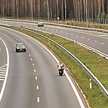 Skrajna nieodpowiedzialność na trasie Wolin – Dargobądz. Kierowca skutera jechał pod prąd! [FILM]