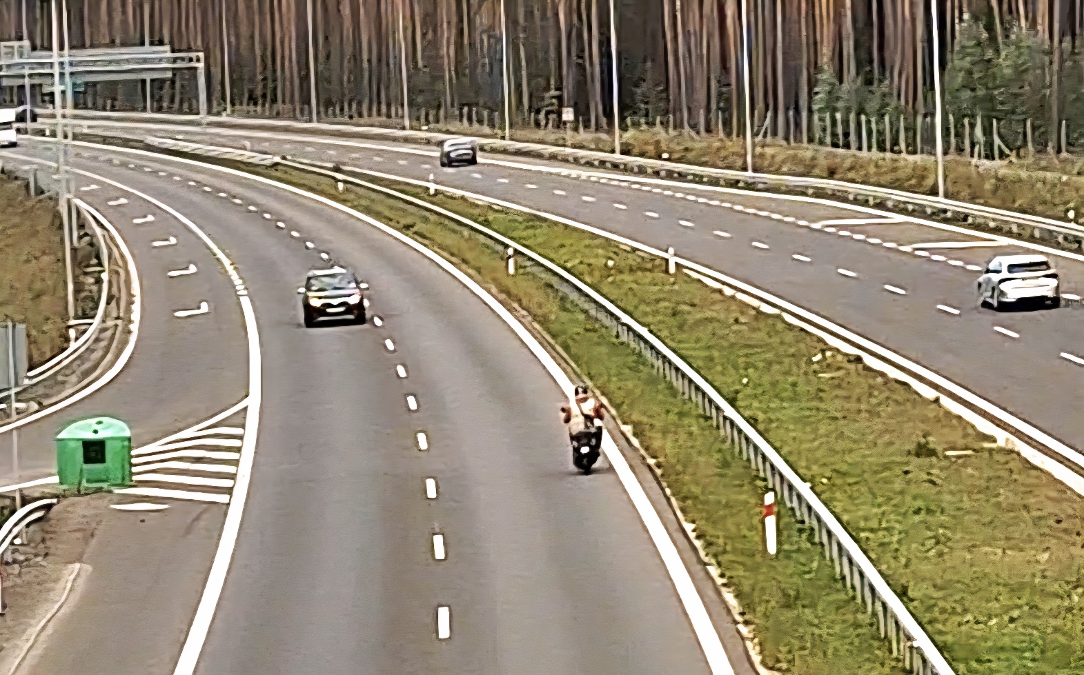 Skrajna nieodpowiedzialność na trasie Wolin – Dargobądz. Kierowca skutera jechał pod prąd! [FILM]