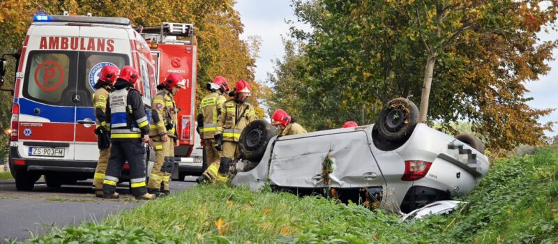 Dachowanie na drodze Kamień Pomorski – Strzeżewo. Jedna osoba poszkodowana